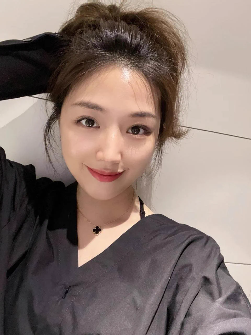 工作和生活的我完全不一样，是反差，也是我生活真实的一面…女人的快乐和喜欢无非就是此时此刻有个懂我又有情趣的男人罢了，有想认识我的推友们点点关注私信给我我们聊聊天交个朋友吧，我真诚待你，也希望你回以我真诚～ https://t.co/H7t4WpV5xd