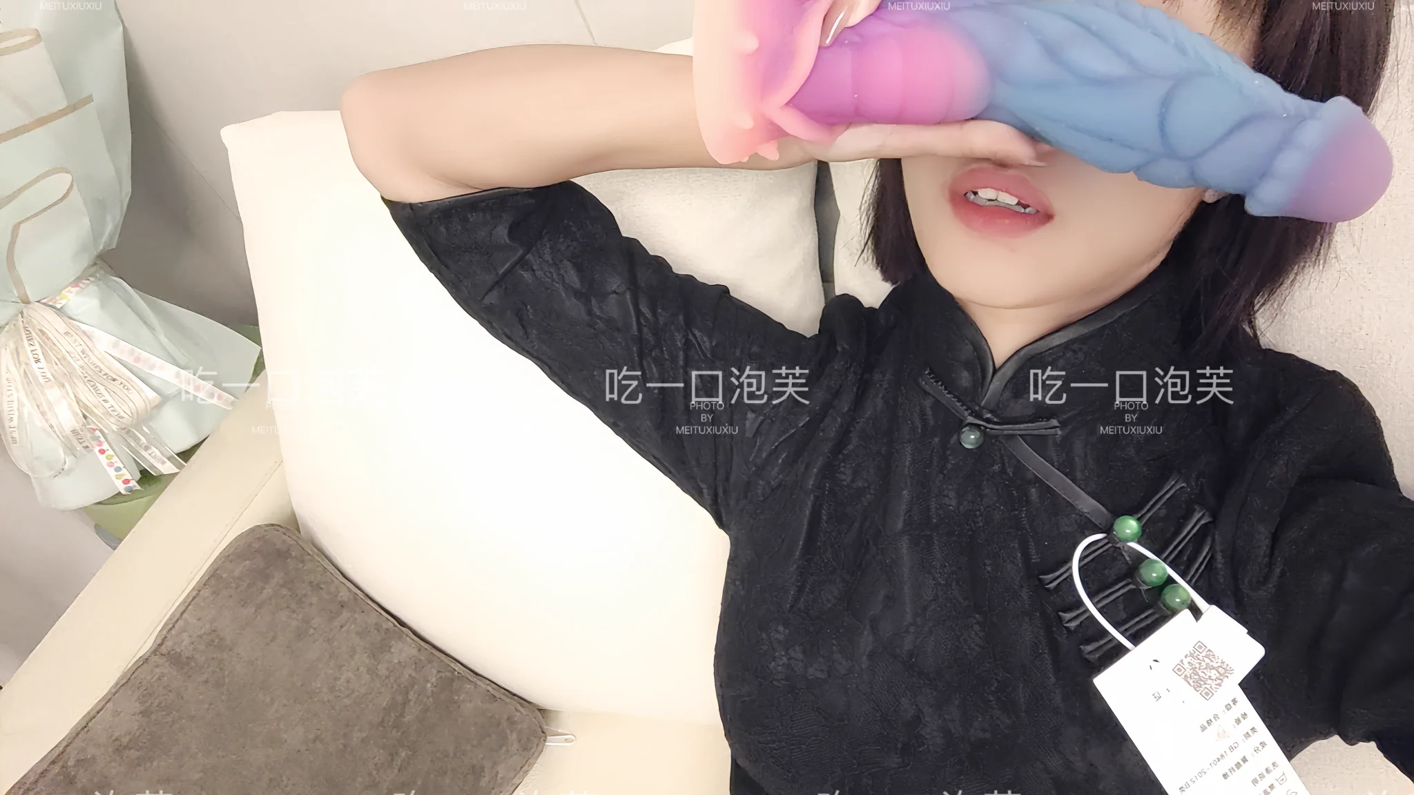 娃娃睡了，我还没睡呢，新买的衣服老公都没看，先穿上给你们看看，忽略我手上拿的东西😂身边没有合适的男人，你们让我怎么办 https://t.co/dIlM5UgUuj