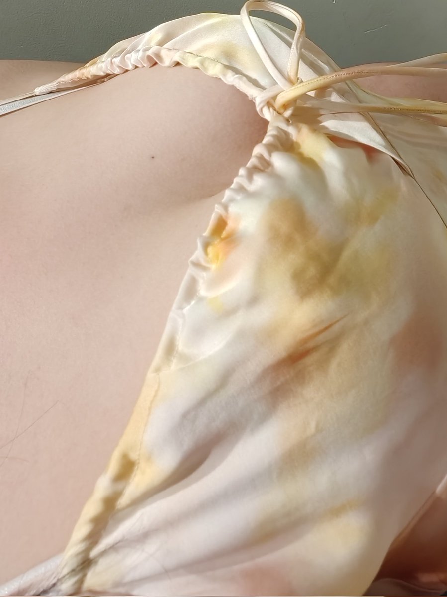 合身的吊带裙好难买 这件感觉一弯腰奶子会掉出来.. https://t.co/1skrVduvSZ