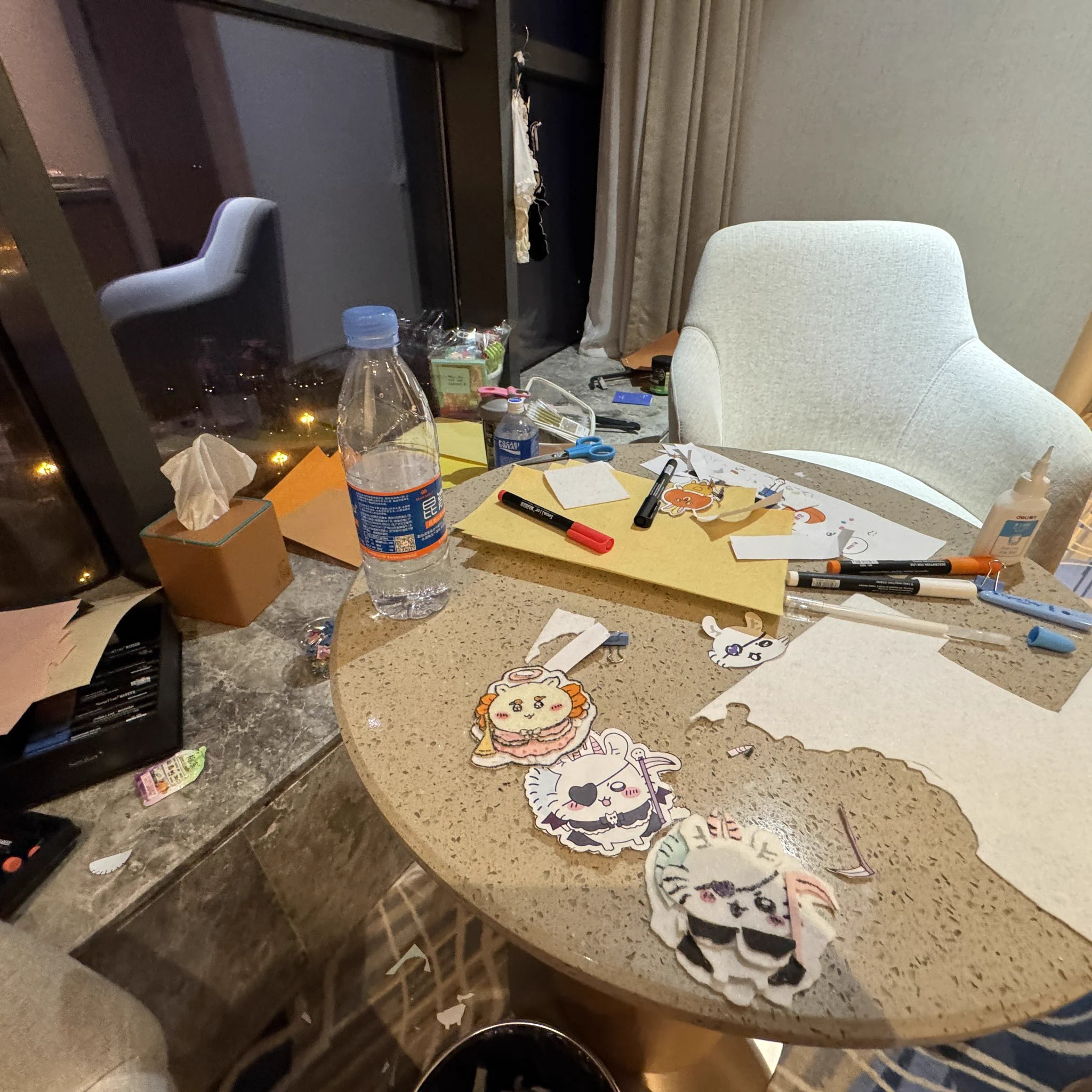 过去整一年了正常网恋的话他就是一个非常棒的男朋友可惜遇到了我这个福利姬 给不了他恋爱 我们一共就见了两次面他存了钱包下我的五一 还给我买商务座我瞒着他偷偷去他家楼下等他下班我觉得这是一段很美好很珍贵的回忆我们都为彼此付出很多他应该还和那美女恋爱希望他永远幸福 虽然不再属于我 https://t.co/NVp5cK8kx8