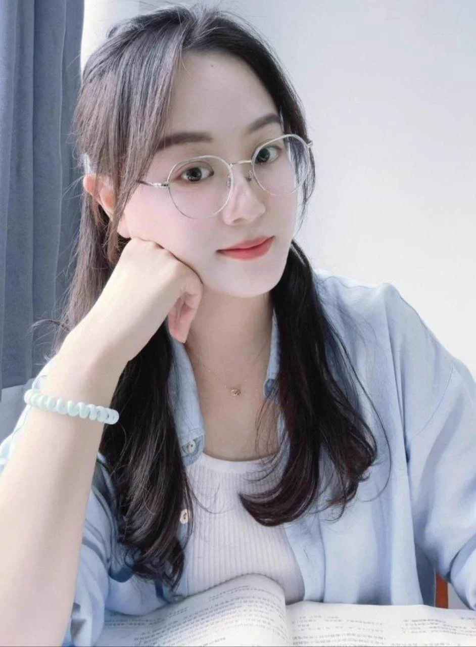 在学校都说我是个带着眼镜的温柔老师，其实回到家里，也喜欢试试情趣内衣…也许这就叫反差吧…哪怕看着再正经的女人，其实也不会拒绝性爱的刺激。特别是平时上课那么忙，更需要肉体上的欢愉来释放压力了～有没有想吸一下老师的乳晕的… https://t.co/02FEfHS1ER