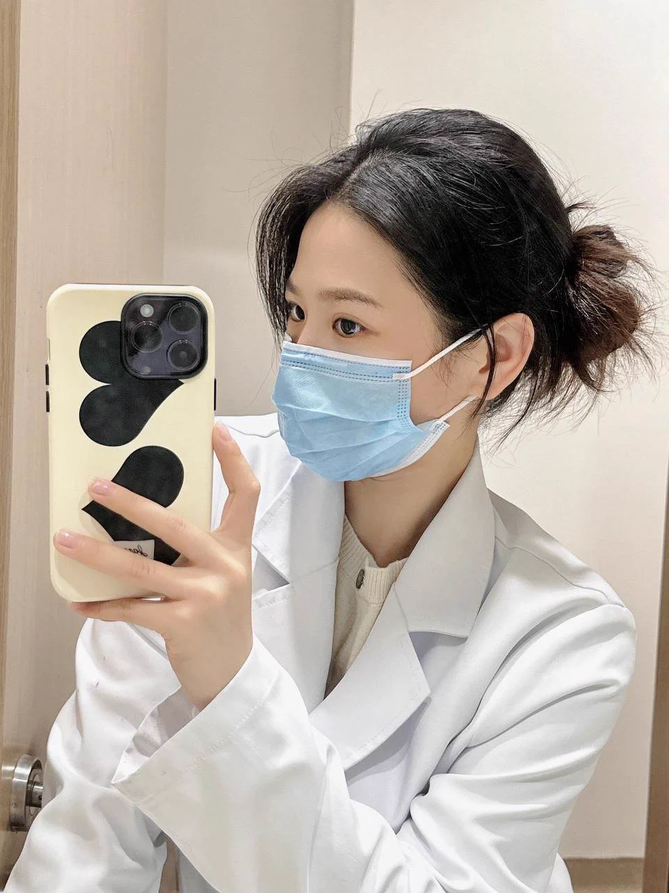 在单位玩露出只敢中午玩，因为早晚都会出事🤣但总是忍不住那颗躁动的心，一个人的时候总想找刺激～我的胸虽然不大，但乳头还是挺粉嫩的，有没有很想轻吻或轻柔我的乳头呢？ https://t.co/IY2ZBcll4M