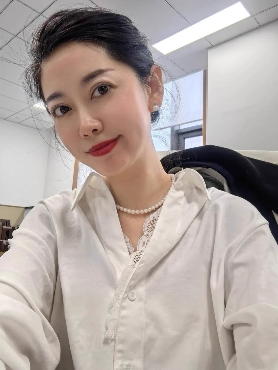 今天化了妆穿了黑丝。想和‘老公’约会，请问谁的老公有空？ https://t.co/5YJ9KMbqUl