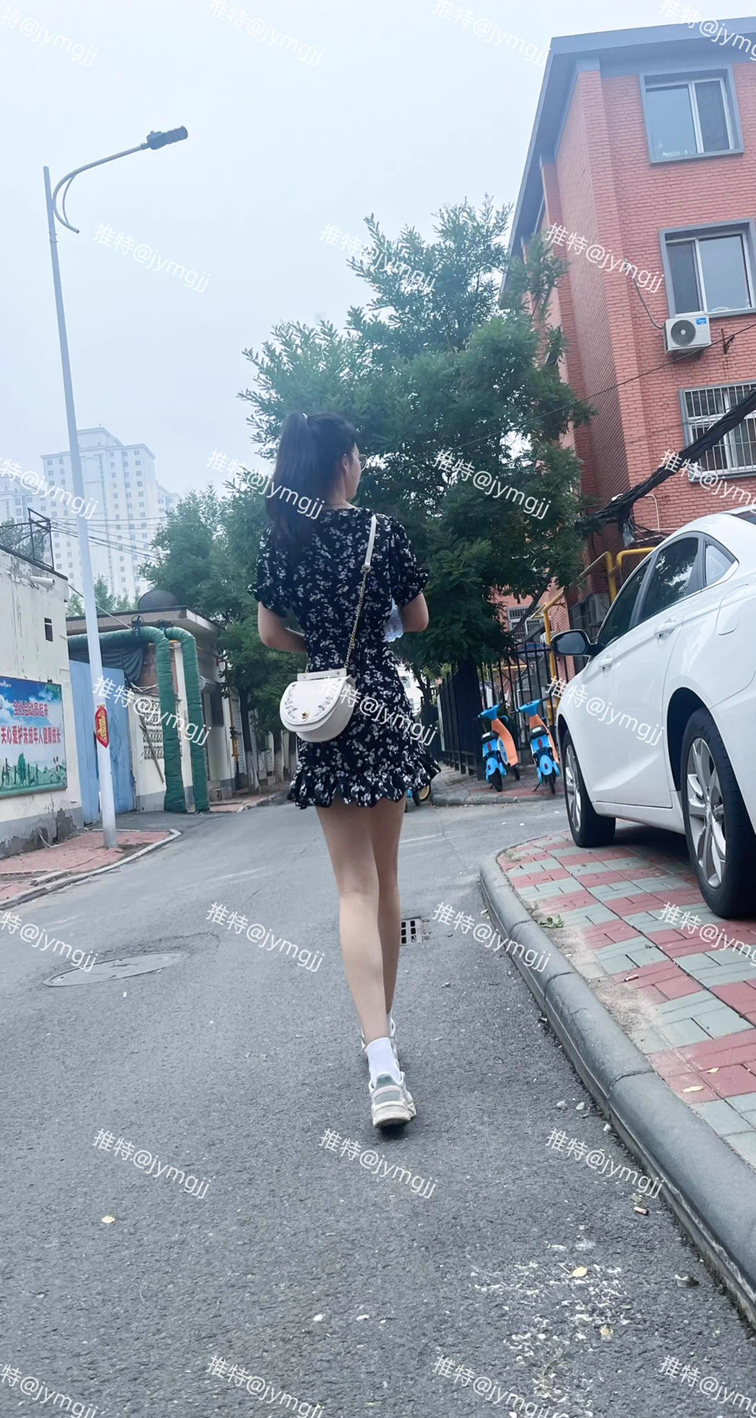 小母狗出门逛逛 逛着逛着怎么就光光了 这不会吓坏小朋友吧 🔞 快来大屌男当着我的面狠狠的惩罚她👒 @ToBulaer @ToBulma @BulmaList @KawasawaSen https://t.co/jXHPd4NeS3