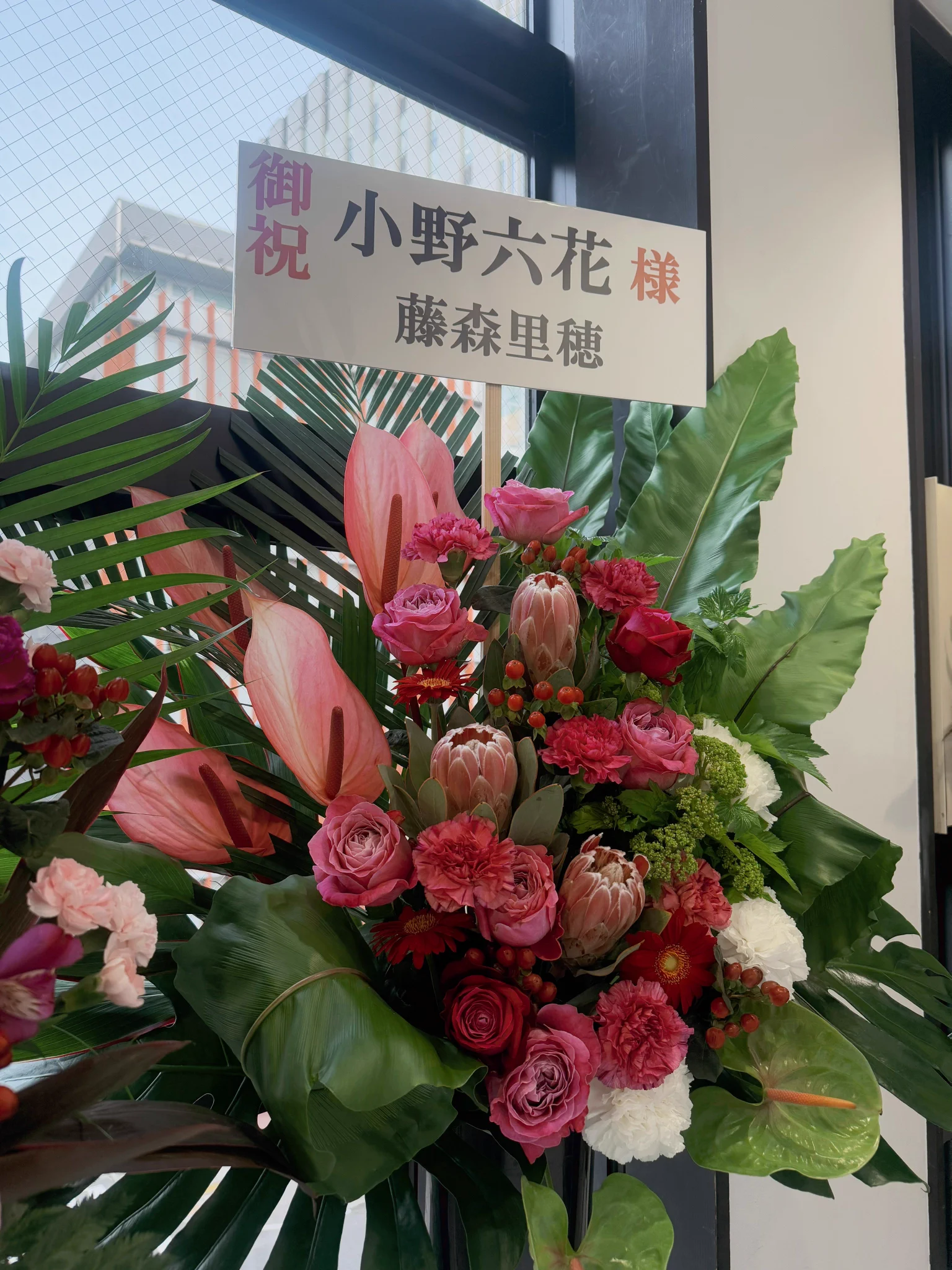 ゴリゴリのどすっぴんぶちかまして、仲良しの六花たん(@onorikka)の写真展行ってきたよ💖可愛いのは当たり前、そしてとってもオシャレで素敵な写真展でした！18日(日)までやってるそうなので、是非みなさんも遊びに行ってください！そして小野六花５周年おめでとうございます✨️大好きだよ～！！ https://t.co/BIHEHUNMDB