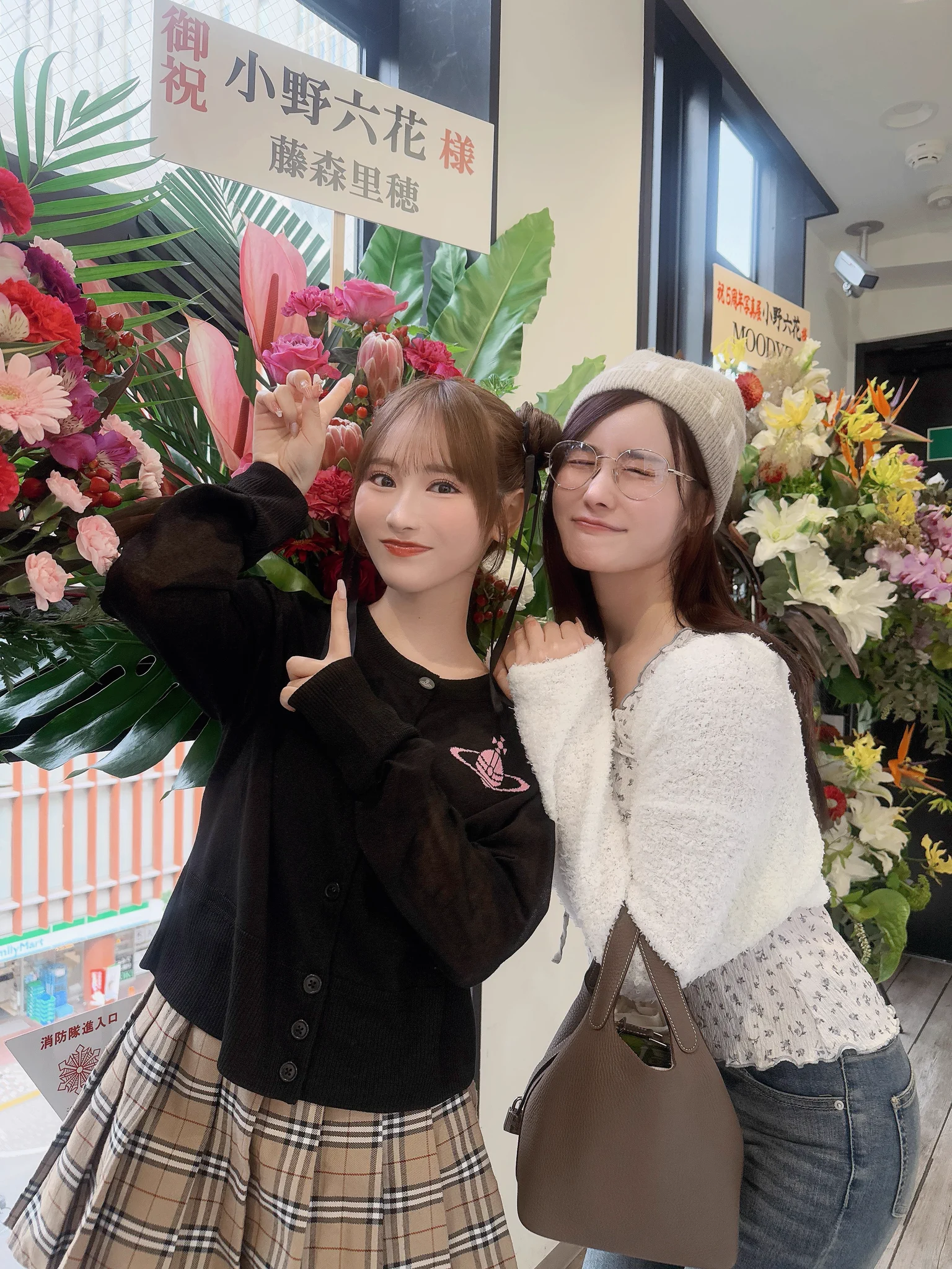 ゴリゴリのどすっぴんぶちかまして、仲良しの六花たん(@onorikka)の写真展行ってきたよ💖可愛いのは当たり前、そしてとってもオシャレで素敵な写真展でした！18日(日)までやってるそうなので、是非みなさんも遊びに行ってください！そして小野六花５周年おめでとうございます✨️大好きだよ～！！ https://t.co/BIHEHUNMDB
