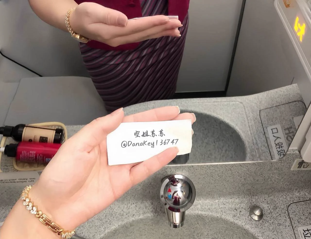 无聊的飞行旅途给大家做个简单的验证吧🥰顺便浅骚一下，满足一位粉丝对我今天内内颜色的好奇～我满足你们的无理要求，也希望会有好心的粉丝来满足我那颗追求刺激的心… https://t.co/uWAjRzYMUm