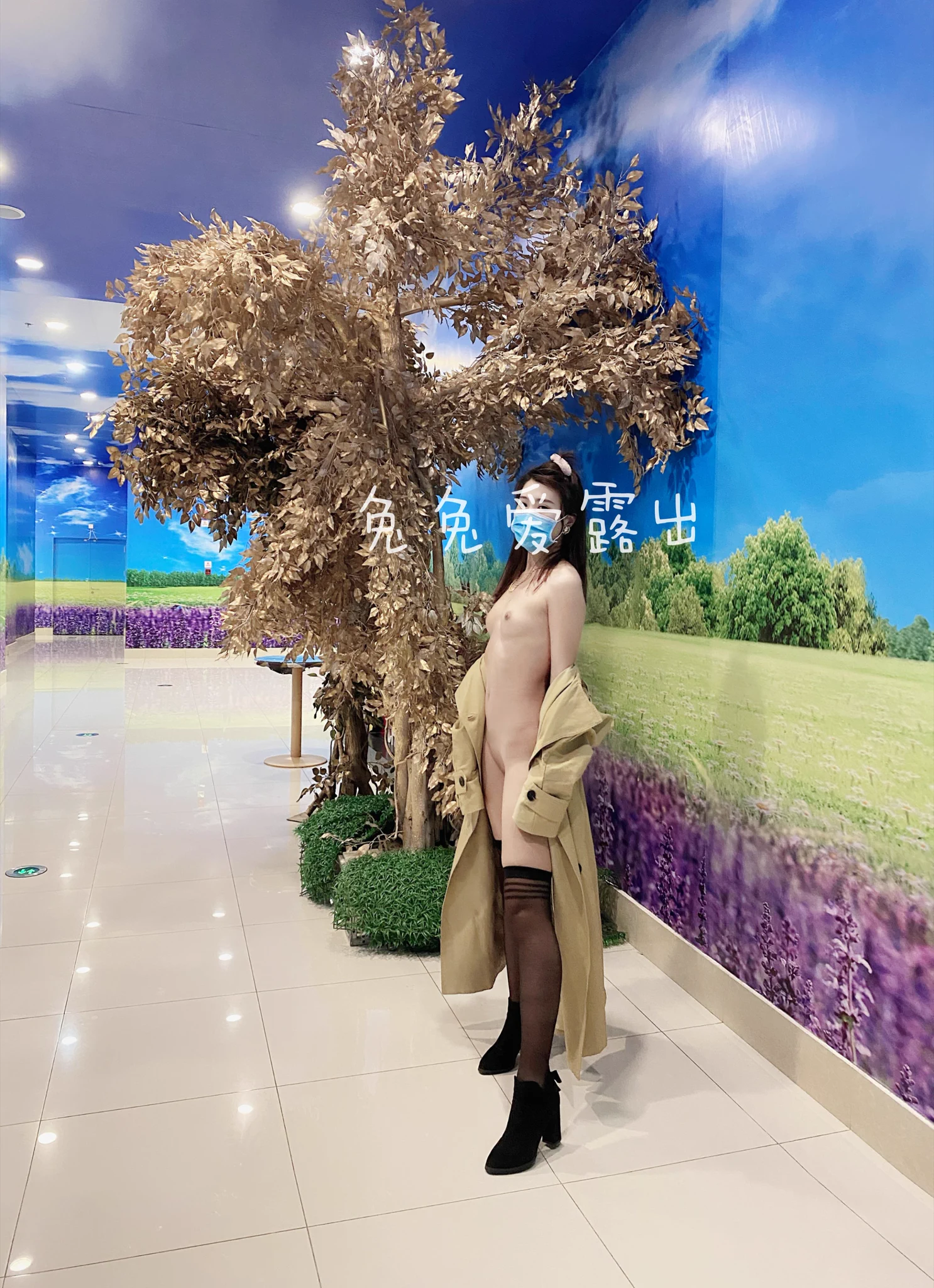 商场里面露出，只穿个风衣还是很刺激的呢，要是突然出现个陌生人就更刺激了 https://t.co/rOXoxLsygY