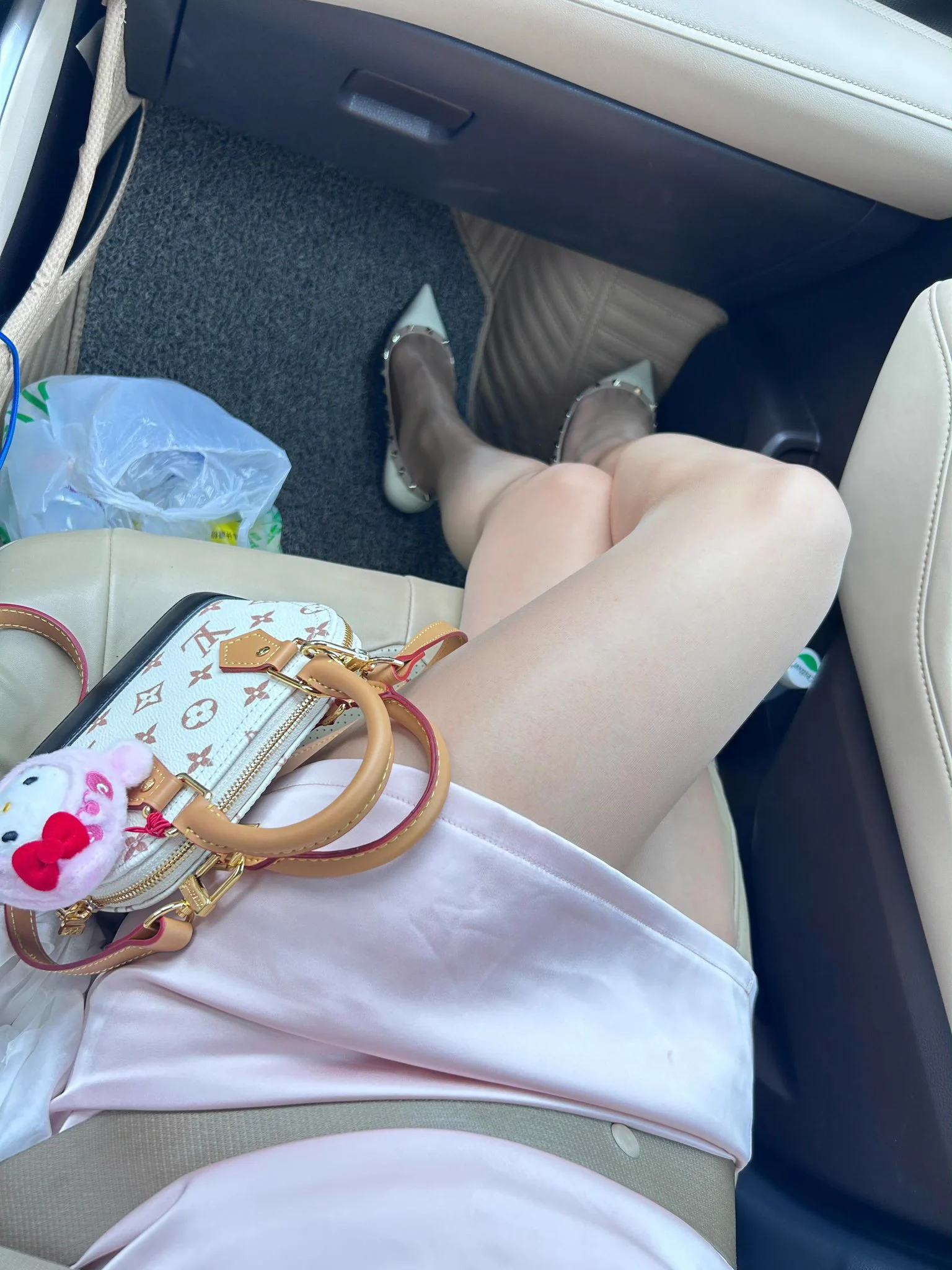 巴掌和吻痕都是礼物🎁 https://t.co/s9Y5lc6GlO