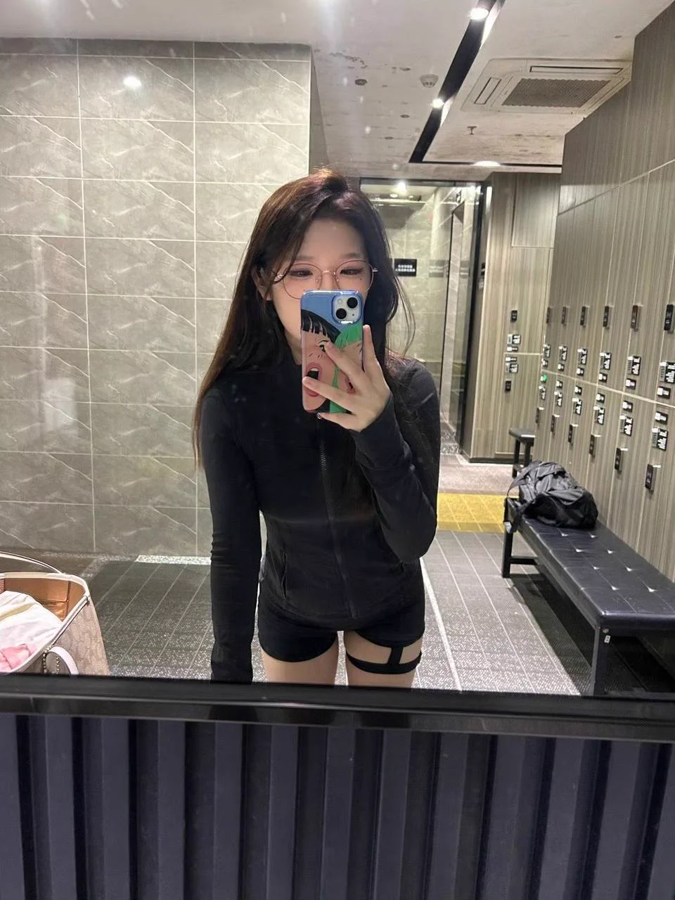 下班后我穿着运动bra和紧身裤，腿长腰细像个健身女神，表面正经得不行，去了健身房直奔试衣间就憋不住了，看着镜子里自己那身材，紧身裤勒得私处鼓鼓的，我直接手伸进去揉，水流得裤子湿了一块，我咬着嘴唇猛抠，抽搐着喷了水，紧身裤湿得透亮。 https://t.co/zASJ9PwdoK