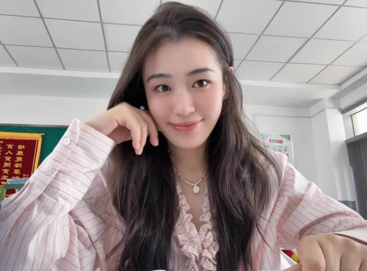 快三十岁的老师，这个年纪的欲望有点强🥰 趁中午休息的时候去卫生间自己抠了一下，好多水，差点让校长发现，马上下班了，约一下吗 ？ https://t.co/NmpZIxc5o1