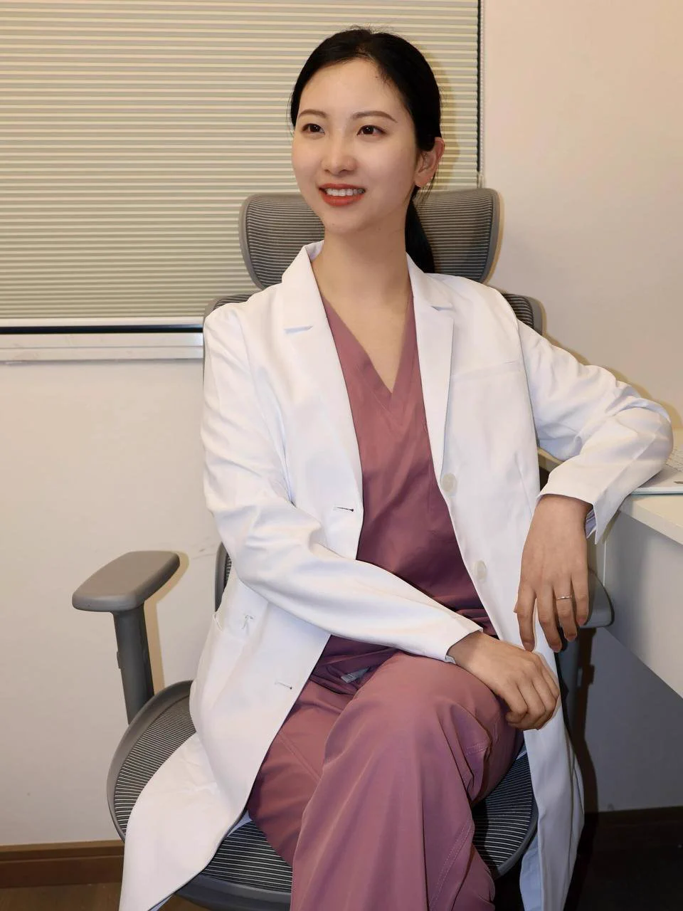 有的时候会觉得手术裤很碍事，偷偷脱掉之后感觉很舒服… 其实大部分都是没什么形象，比较随意的～要不你们猜猜现在白大褂下面穿没穿内裤吧，私信滴滴，猜对有奖励～ https://t.co/cGWWIXACAc