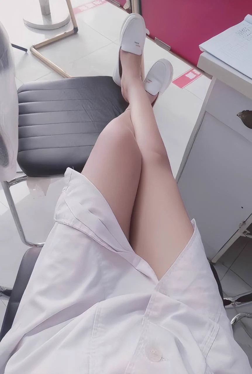 有的时候会觉得手术裤很碍事，偷偷脱掉之后感觉很舒服… 其实大部分都是没什么形象，比较随意的～要不你们猜猜现在白大褂下面穿没穿内裤吧，私信滴滴，猜对有奖励～ https://t.co/cGWWIXACAc