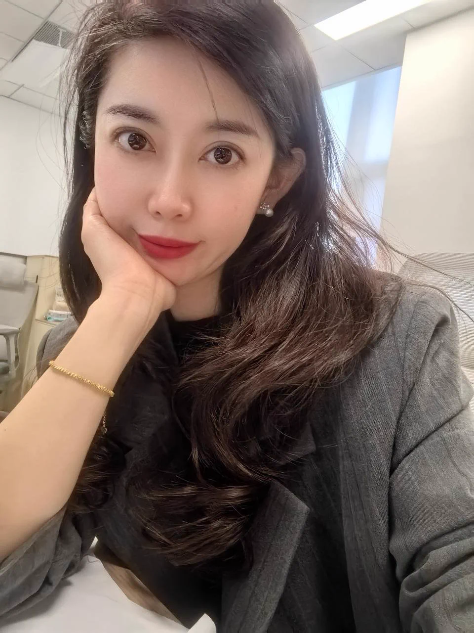 有时候，欲望就像潮水一样袭来，无法抵挡。趁着与客户会面的间隙，我大胆地抓住这个机会...从楼上甚至能看到平时上班的地方，感觉好刺激，有种被熟人盯着的感觉。后入时候的撞击感更是飘飘欲仙。都这个年纪当然不需要掩饰自己，想约就大胆说出来。希望在推特能遇到合适的素质男士，私信可以报名～ https://t.co/rt3NW8D1s7