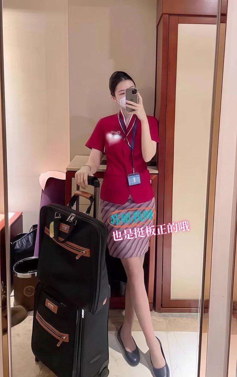 好不容易飞完这趟航线，刚刚拉着箱子到了员工酒店，累死啦…赶紧给下面透透气吧，分不清是沾满了汗还是水儿，毕竟这丝袜有点厚呢。不过听说有格调的男人都很喜欢丝袜足底，那你们仔细欣赏吧～这个姿势是不是很适合从后面插进来…小空姐近期想约了，私信可以报名哦… https://t.co/ovtrCc6PKq