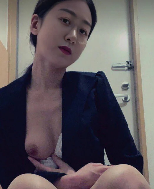 本来是一个很保守的女人，上了x感觉自己变了一个人，天天想着被艹，有屌大的发给我看一下让我在银行洗手间自卫吗 https://t.co/SNyL0i0iIL