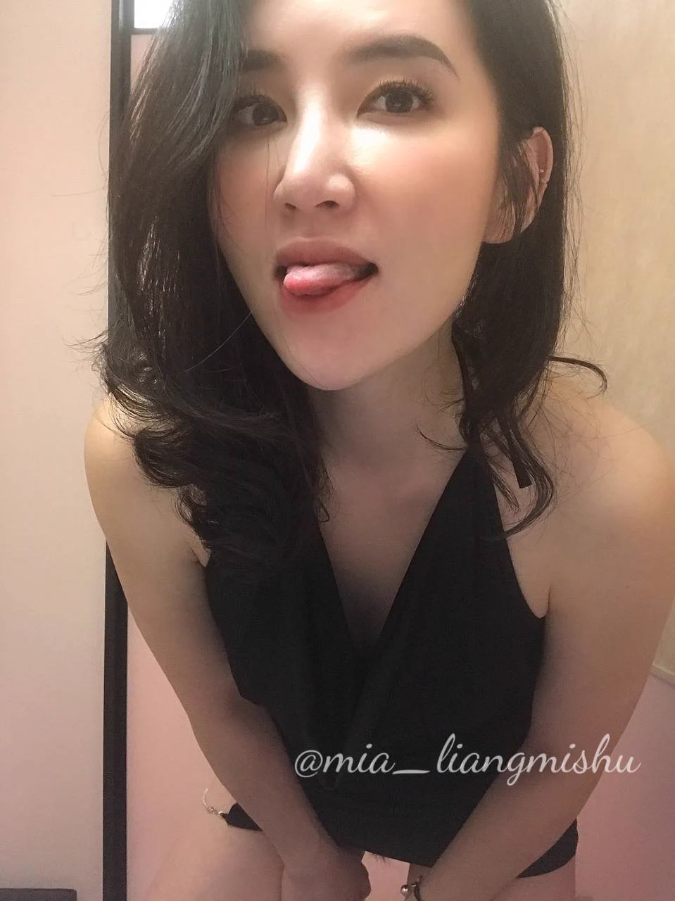 试试新到的睡衣～我说我的舌头会转弯，你们信不信…不信自己来试试… https://t.co/aPJrbjeHUf