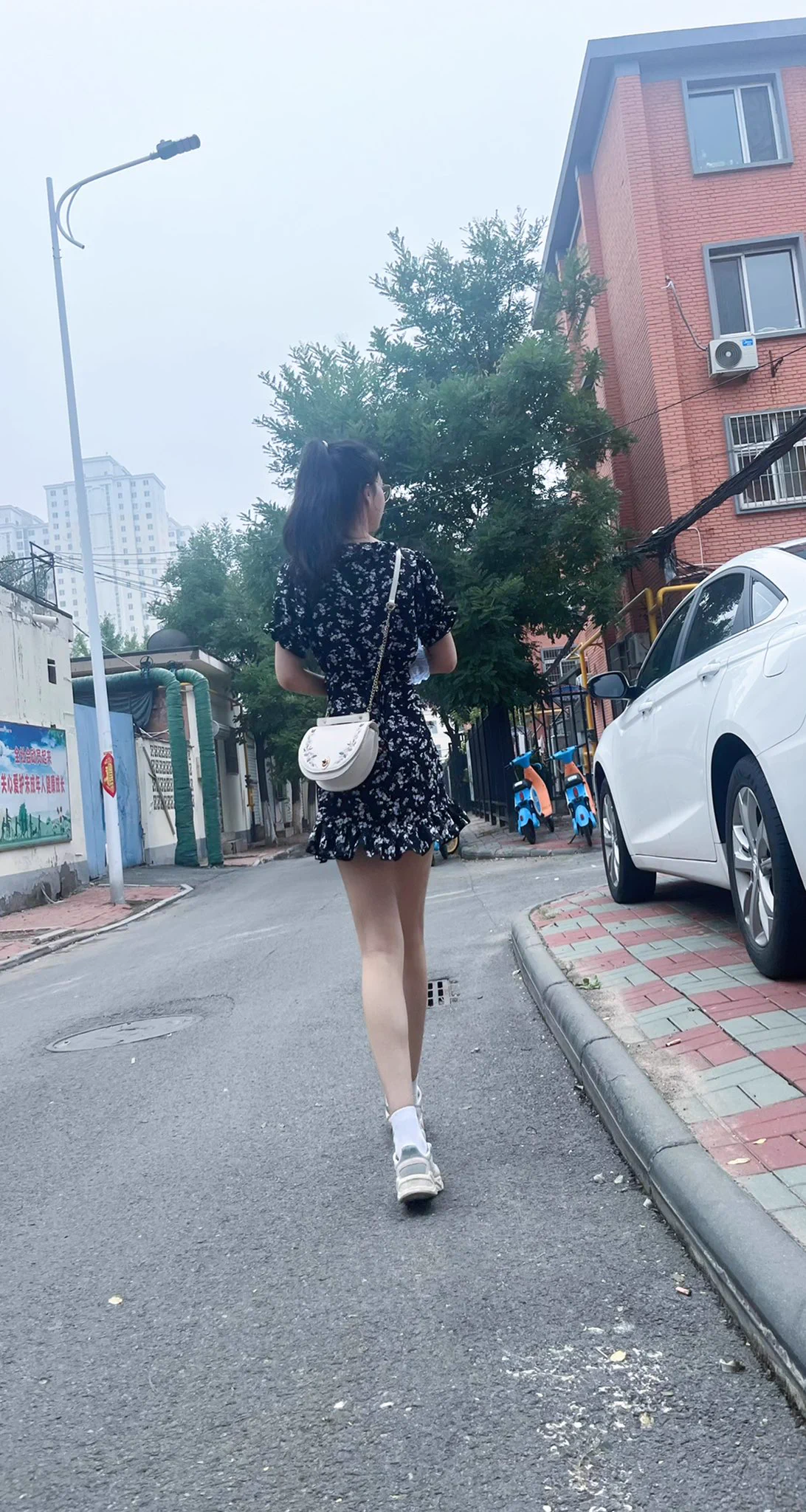 小母狗出门去天津逛逛 逛着逛着怎么就光光了 这不会吓坏小朋友吧 🔞 快来大屌男当着我的面狠狠的惩罚她👒 @luchu888 https://t.co/nsXCi3dQKB