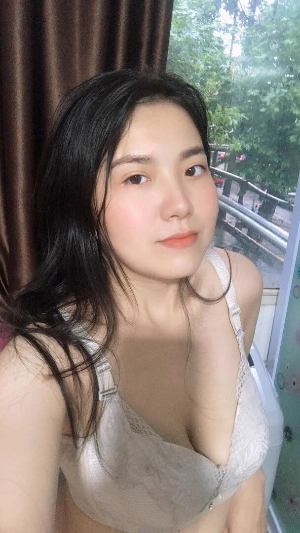早上上课的时候就感觉性欲高涨。趁着看他们自习的时候，偷偷的脱掉了打底裤和内裤，下面的学生应该想不到老师这么骚吧…本来想自慰一下的，但发现主任在巡视，实在有点扫兴呀。不知道有没有人想满足老师一下…私信可以报名… https://t.co/NjC2TrcGVu