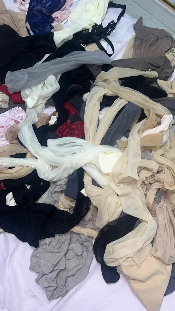昨天收拾了好多丝袜和内衣出来，有时穿完懒得洗就放在柜子里了，扔掉好像有点可惜，有没有想要的呢～点赞本条推文并私信，随机抽取粉丝赠送。（包邮，只有粉丝才有资格，有礼貌聊得来的优先～） https://t.co/BuycEPBHSH