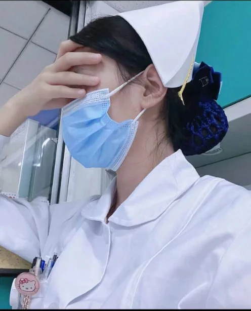 好像大家都觉得护士会很骚，其实我想说…确实是。 最近真的加班太多了，感觉都快忘记了做爱的感觉。翻出一段之前做爱的视频给大家看看，一边被后入，一边握着一根鸡巴，高潮就没停过… 刚来推特，点赞+私信，挑几个给视频完整版，想约的也可以联系报名（仅限同城）～ https://t.co/0OzHlU3wP9