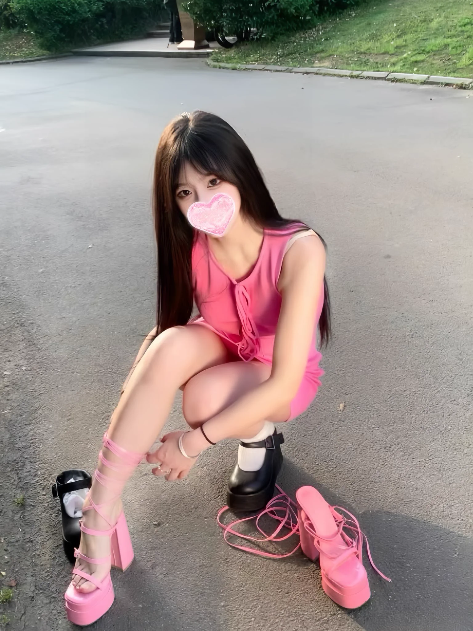 今天播个户外吧！！！这恨天高真的太难走路了！！！！！！但是跟哥哥身高很搭配，方便后入啊！！！！今晚抽几个名额，评论区+1！！！！！ https://t.co/TLu4BzkUuJ