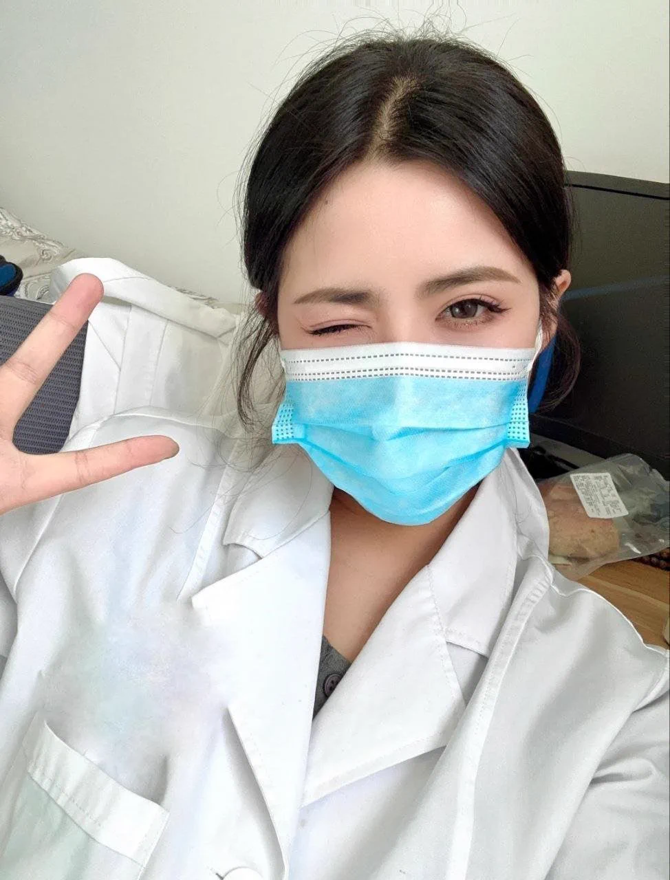 又给推友打飞机了，推友的鸡鸡有点软，都不太硬，可能是气血虚，给他开了点药补补，希望下次来的时候可以吃到他硬邦邦的大鸡鸡 https://t.co/ZDLDKIdP6O
