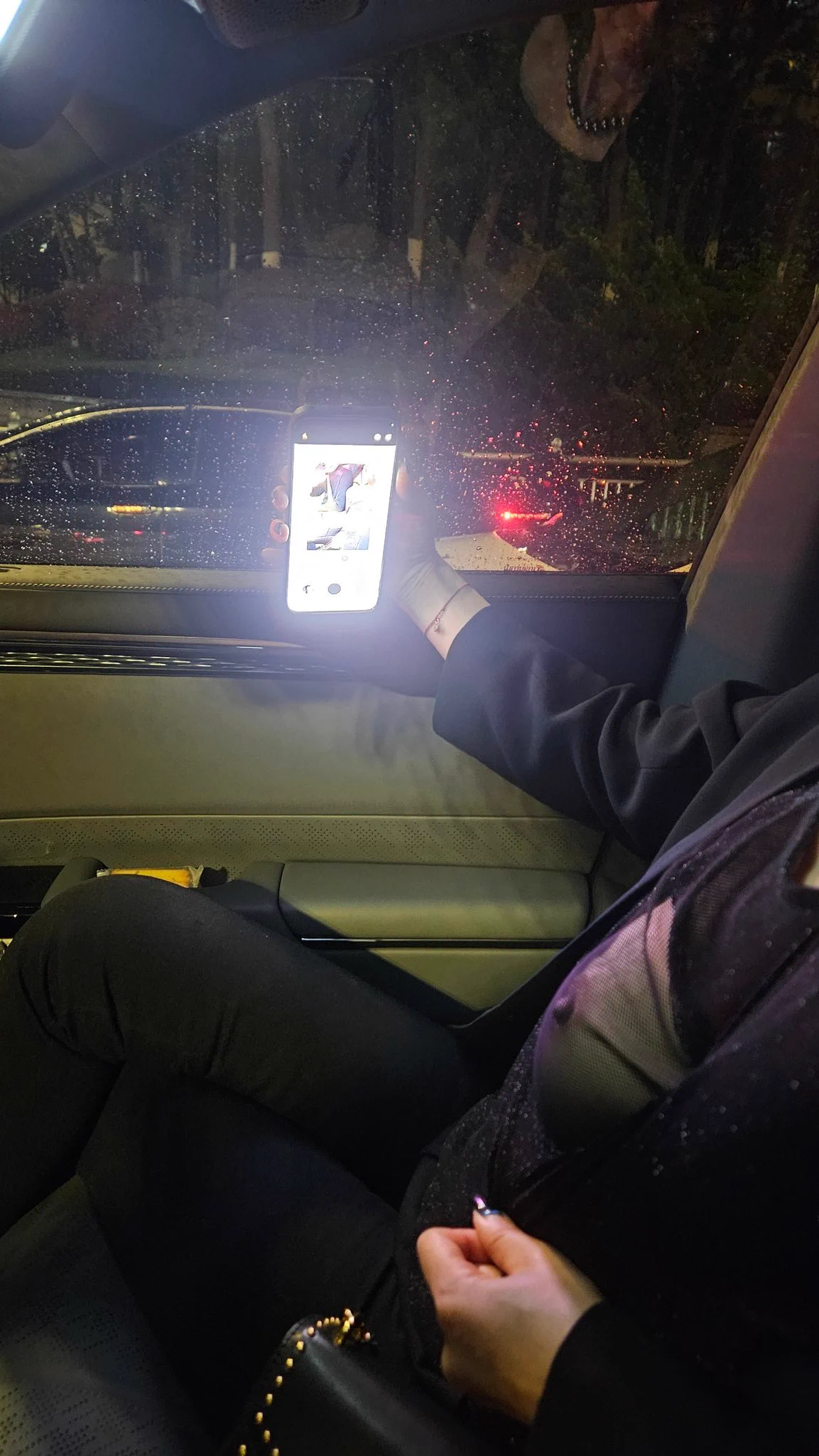 论买家秀与卖家秀的区别。第一次露出以失败告终，老婆是个爱钻研的人，我们在车里分析原因总结经验，得出的结论是：首先得站着，其次使劲往下拉……敬请期待下次实践。 https://t.co/1YiN84WHXE