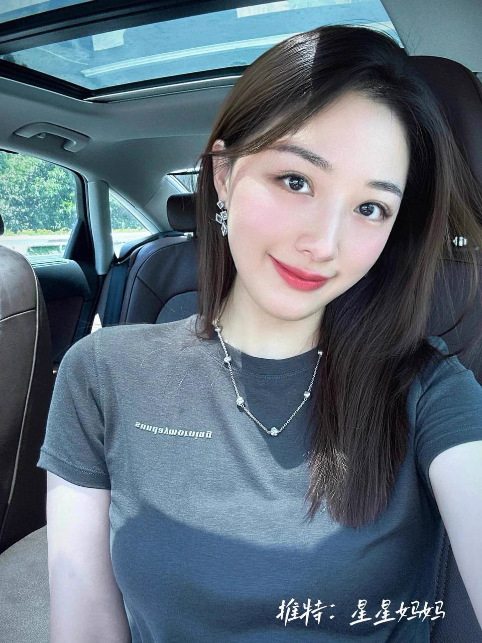 记录一下假期期间的性爱吧～好像就是平时弄的太精致漂亮了，反而很少有人会和我搭讪。可其实哪有女人不喜欢性爱呢…还好在推特上可以直接一点，可以记录自己的欲望… 后入时猛烈的撞击感，真的很舒服… https://t.co/sejXuq8z8t