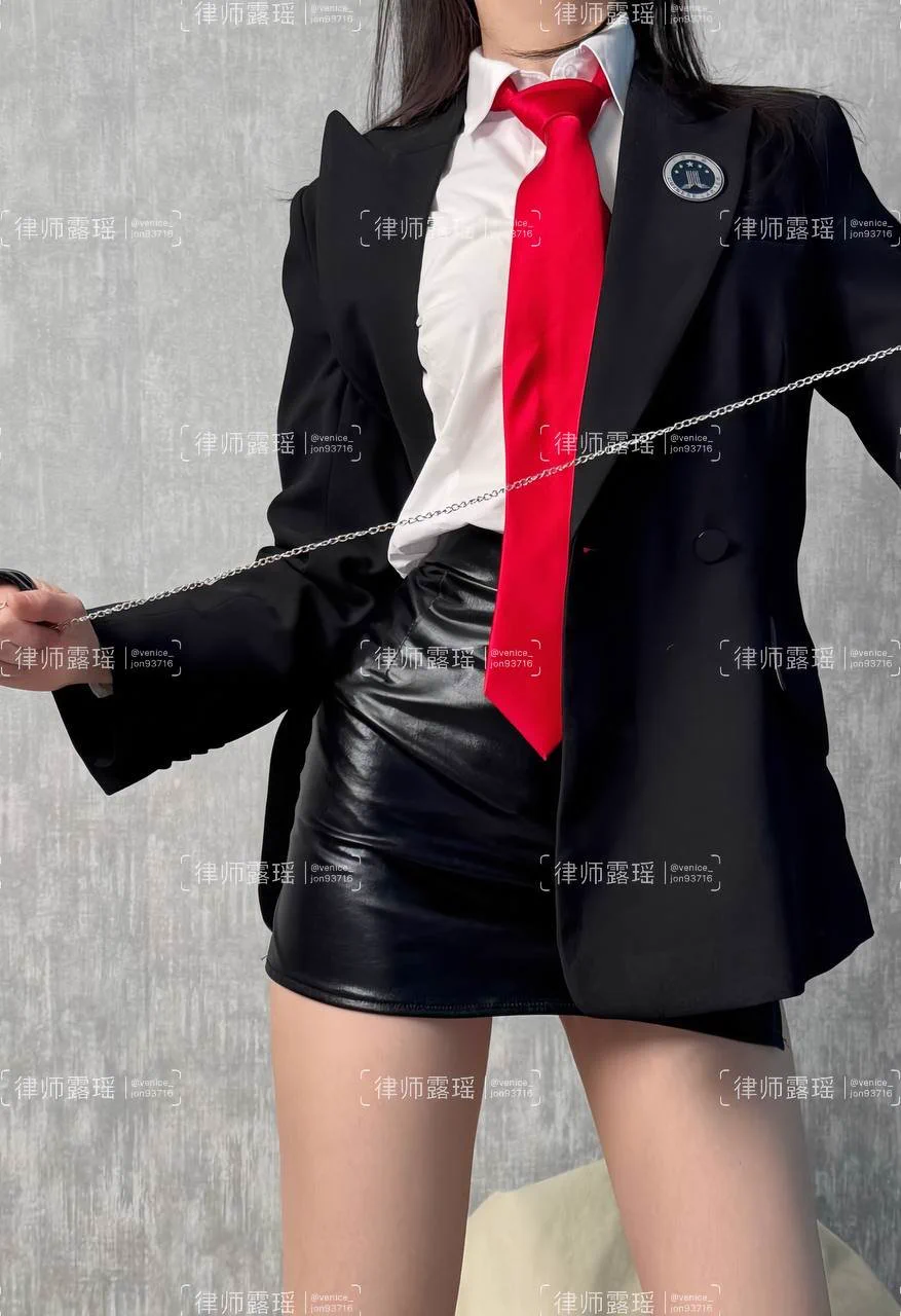 在你们心里律师应该都是制服领带，很职业很强势的吧。今天穿上皮裙，拿着链子，好好的释放下自己S的一面～我允许你才可以舔乳头哦，不然只许舔丝袜脚… 有没有想试试的哈哈～ https://t.co/CfemSrdoCe