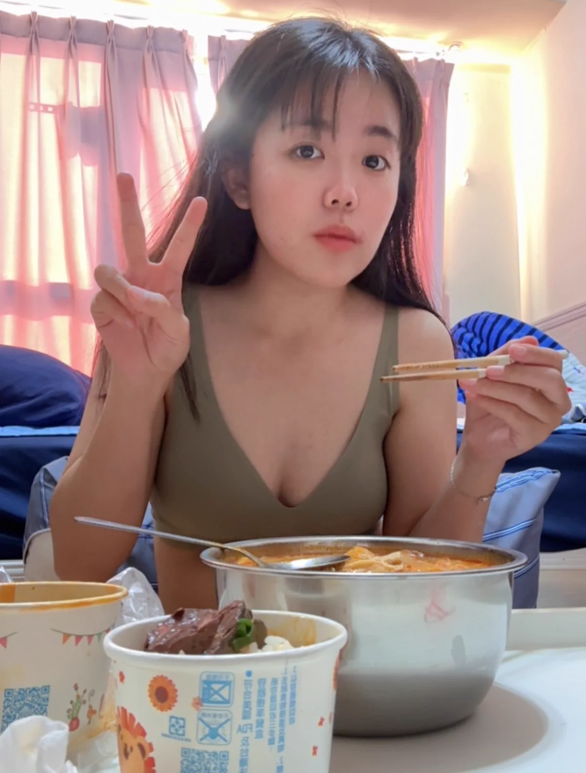 今天的狗狗🤔早上起床打掃小狗窩蹲在浴室洗三天份的衣服🤣然後出門拿貨一天又過了😳狗狗今日第一餐～麻辣牛奶鍋～ https://t.co/60JNCQgCu9