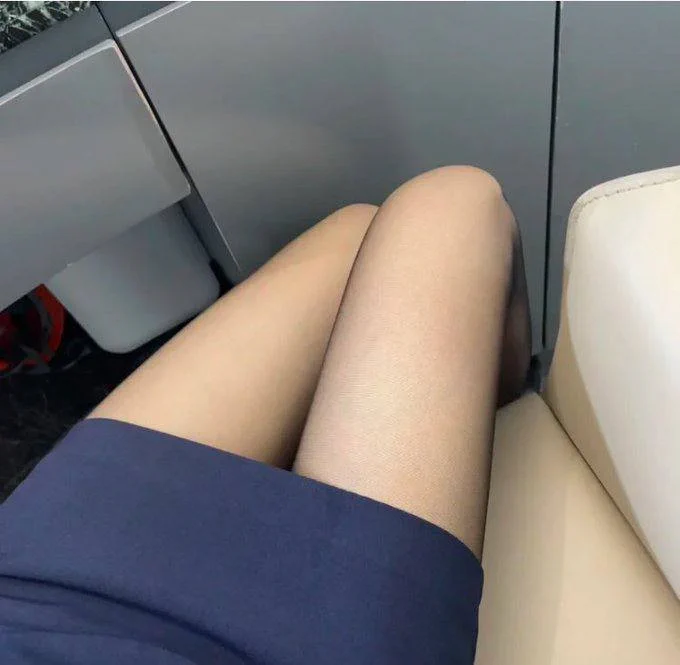飞机上要是看见我这么sao的空姐，你会怎么做？？？？想撕我丝袜的人很多，你能不能有一个更好的想法？？？？？？ https://t.co/r7qEjnREpK