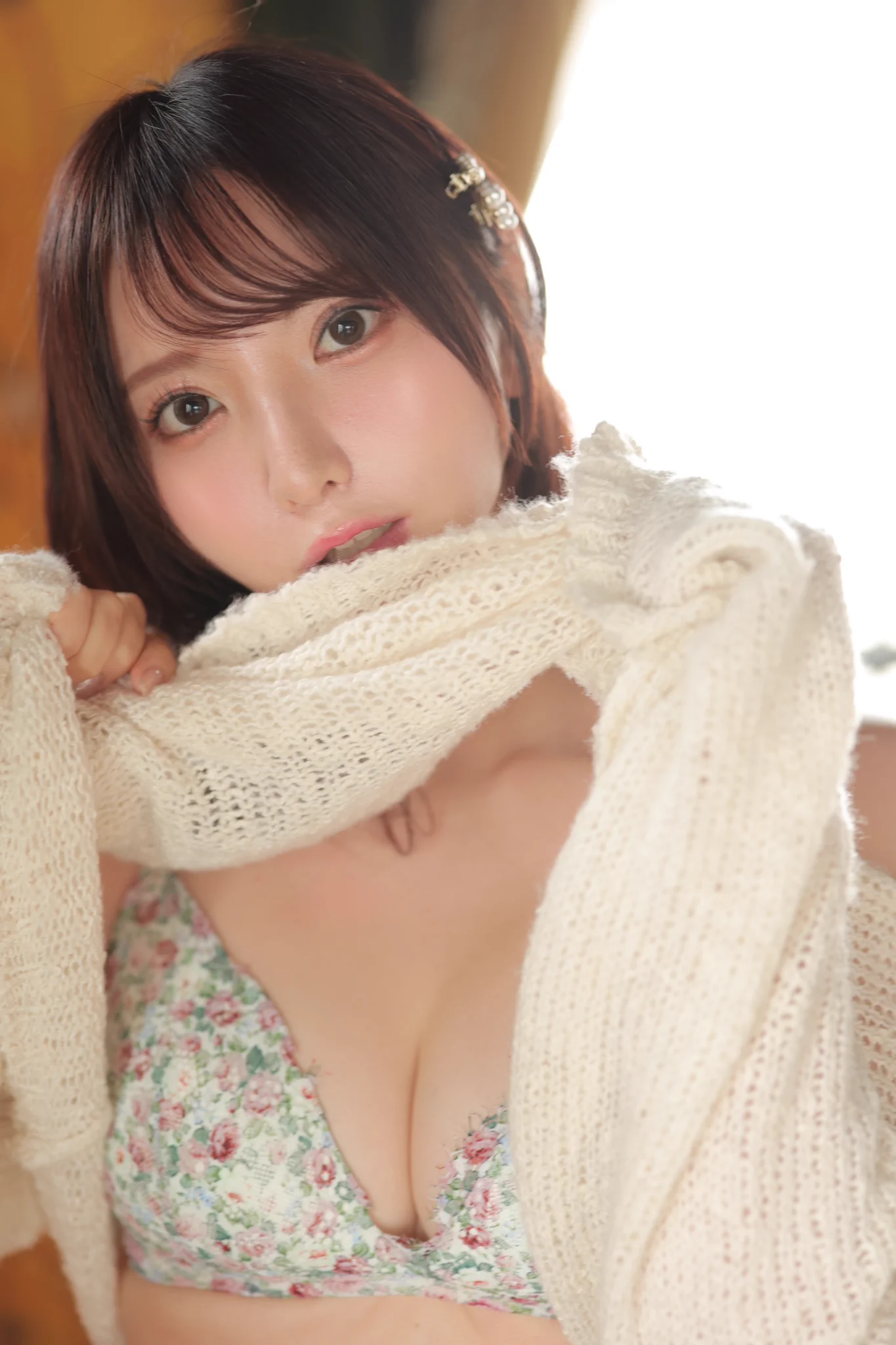 ニットにくちびる、くっついちゃいそうで…あなたにも、くっつきたくなっちゃった。おやすみ、ぎゅってして。 https://t.co/gM57DTaqjK