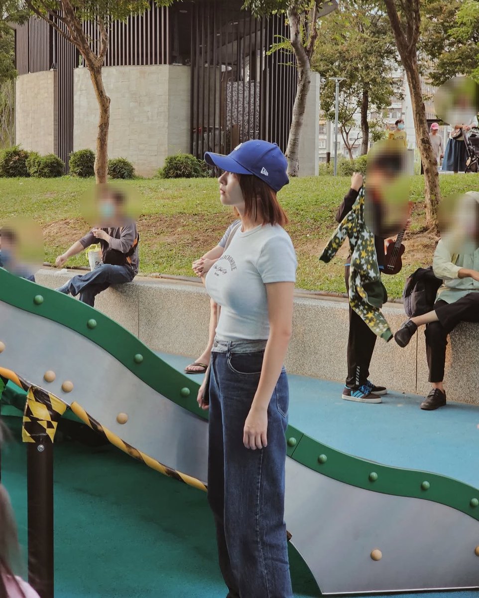 一個母親的眼神國小的兒子跌跌撞撞爬到最高處又想讓他去嘗試又忍不住保持警戒 至於哥哥那隻潑猴早就不知道玩到哪裡去了🙃 https://t.co/Vnyy8uR2qE