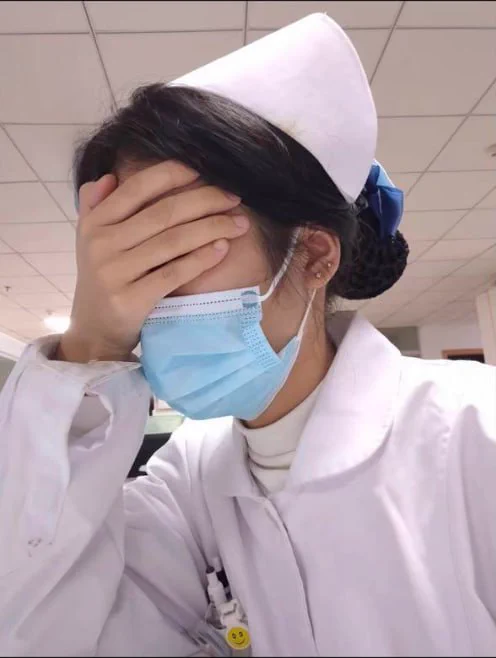 好像大家都觉得护士会很骚，其实我想说…确实是。 最近真的加班太多了，感觉都快忘记了做爱的感觉。翻出一段之前做爱的视频给大家看看，一边被后入，一边握着一根鸡巴，高潮就没停过… 刚来推特，点赞+私信，挑几个给视频完整版，想约的也可以联系报名（仅限同城）～https://t.co/Qp6azV0LtR https://t.co/mTj2TcGzdY