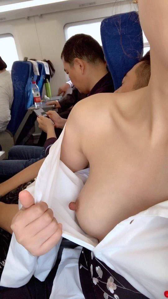高铁好多人，好刺激，露出的时候湿湿哒 https://t.co/Lve0BrQf26