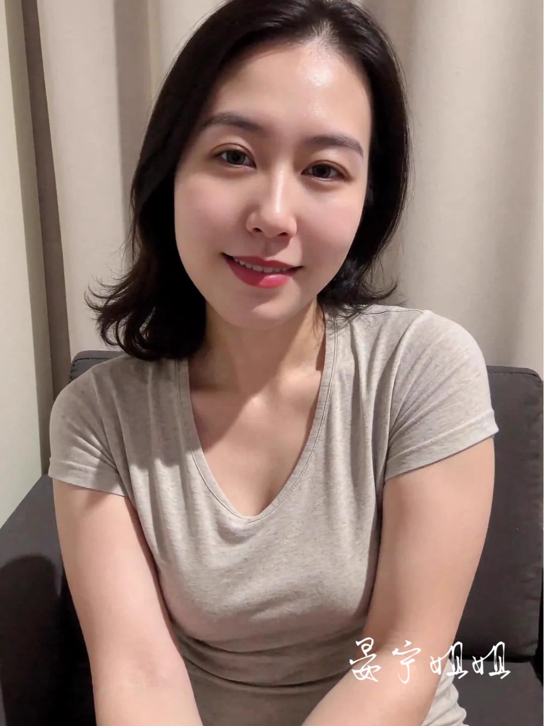 其实心里也有点女S的小幻想，碰巧今天见的粉丝有点M的属性～那些太重口的姨也接受不了，但是随着他那么下贱的舔着小穴，情不自禁的就尿在他的嘴里了。好刺激…还有没有喜欢这些的粉丝呀，可以报名哦，姨想多试试了… https://t.co/h8HowyGeDq
