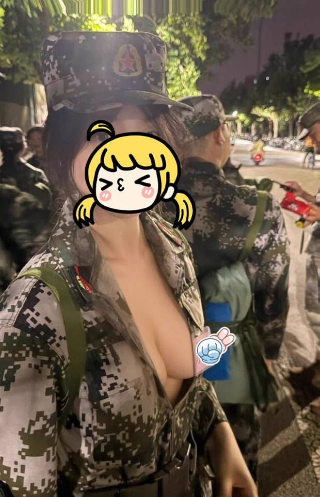 以前军训的时候偷偷的露出，有喜欢的吗? 凡是给此推文点赞的，全部送私密照片和视频福利，私信自取。#线下可约 https://t.co/9YyaXNW44R