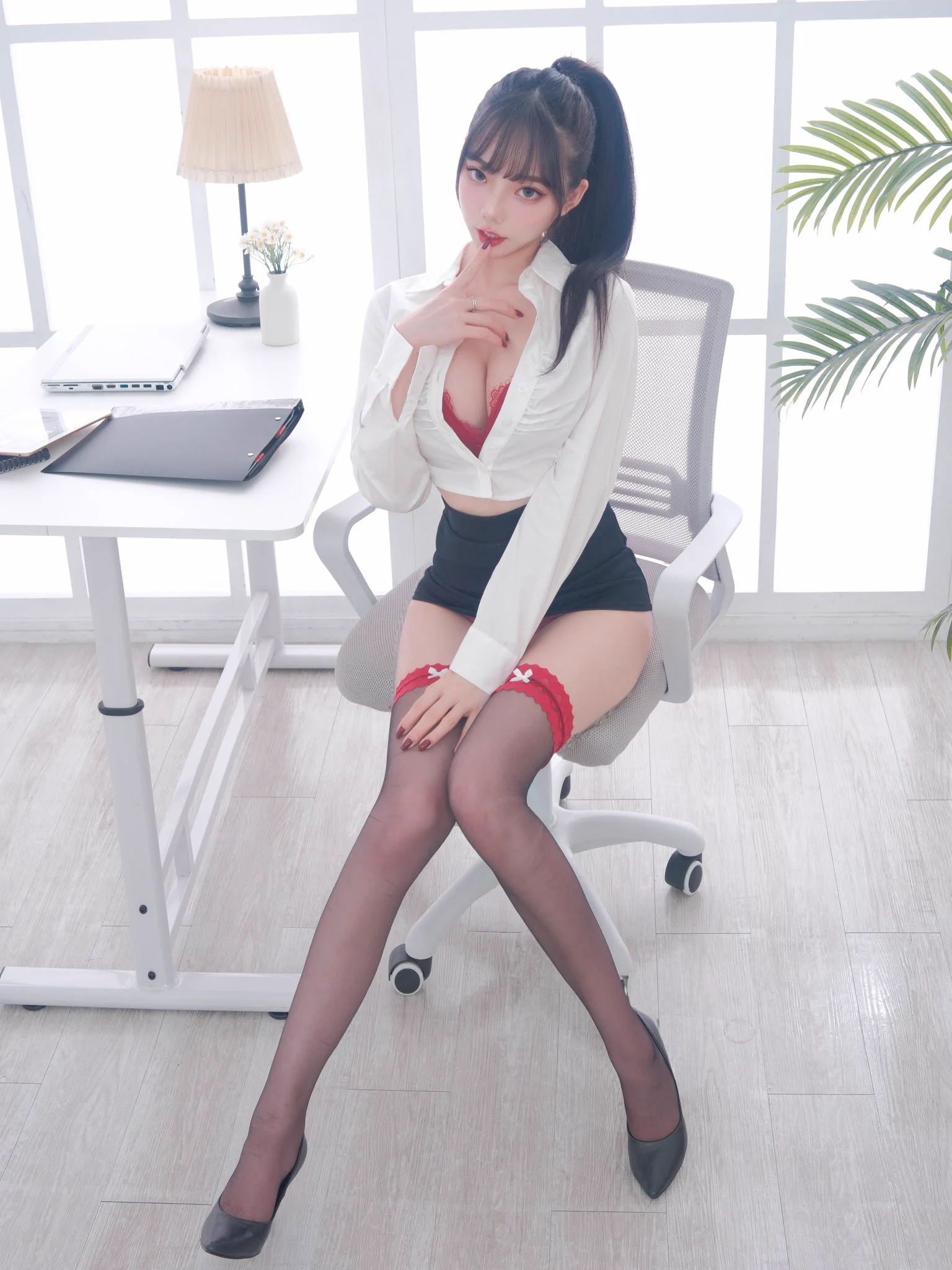 這系列不會發寫真～這是參加團拍攝影指定的內衣尺度OL💋感謝攝影賜圖🙏實在擔心約拍又要爆滿了（？全身整套/內衣/絲襪/高跟鞋/妝髮都我自己約拍價碼（一直都是公開，因為懶得回訊息）時裝 18000/3H內衣 35000/3H只接棚拍 車馬另算首次約拍需付50%訂金前一週取消可退費 https://t.co/kfMBLWuGSq