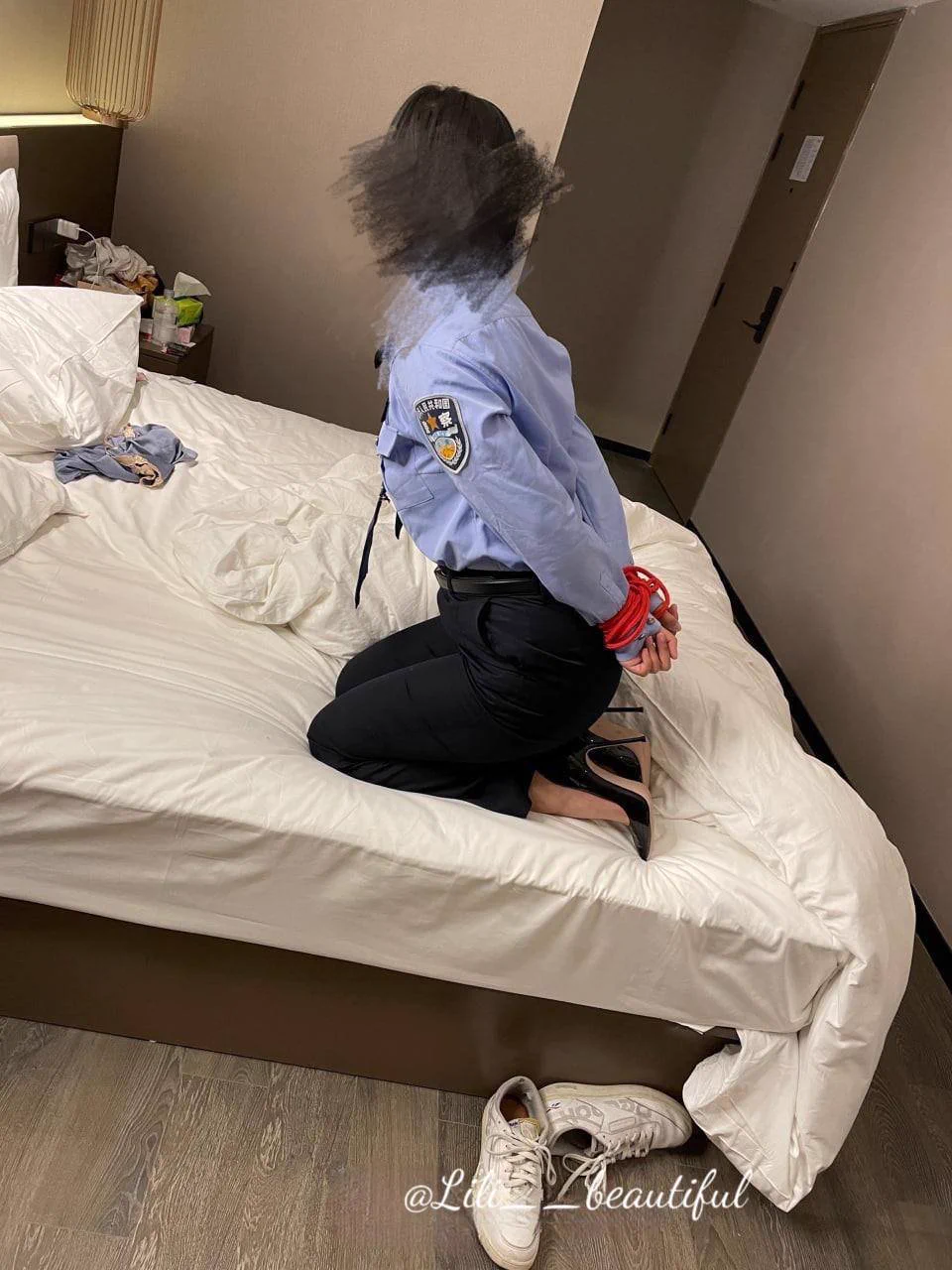 好像每个约的人知道我是个警察后，好像都会更粗暴…不仅把我反手铐了起来，还会粗暴的把我摁到肉棒上让我去舔…很耻辱但是每次都能感觉到不一样的刺激感…也许女人就是这么矛盾吧～ https://t.co/fvnWUH0LHH