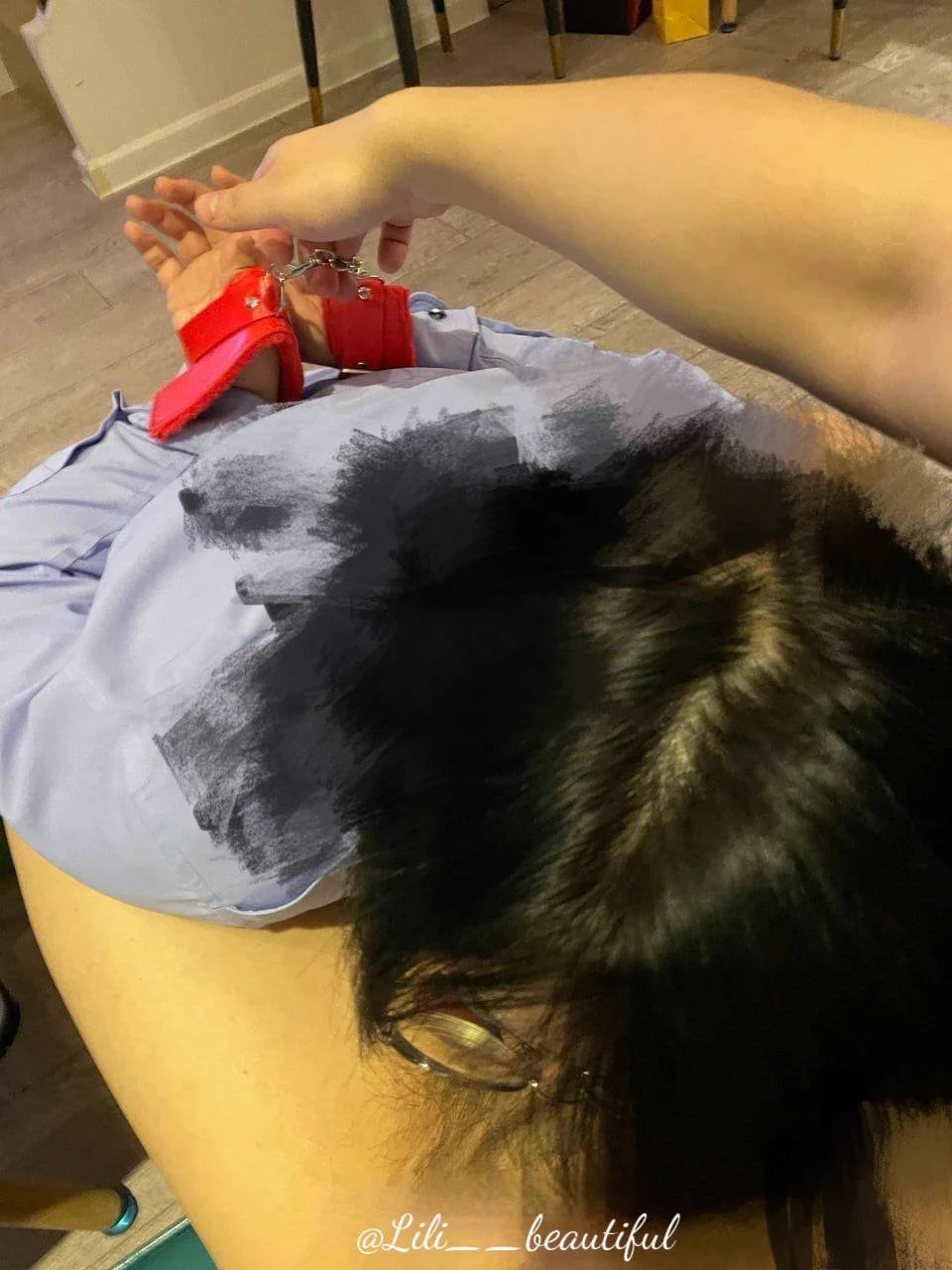 好像每个约的人知道我是个警察后，好像都会更粗暴…不仅把我反手铐了起来，还会粗暴的把我摁到肉棒上让我去舔…很耻辱但是每次都能感觉到不一样的刺激感…也许女人就是这么矛盾吧～ https://t.co/fvnWUH0LHH