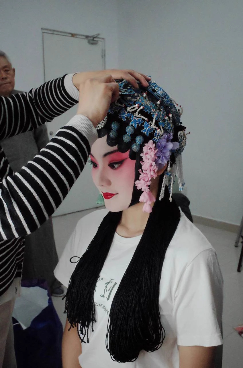 其实戏曲的魅力正在这，即是阳春白雪，也是下里巴人。既能让人觉得底蕴深厚，而妩媚起来的时候又欲望满满… 很多人都觉得戏曲京剧就该古板老套，其实结合着性艺术，才更好让人接受吧，毕竟内心也是希望更多人欣赏的～有没有想听我裸身给您唱一段的～ https://t.co/oR1gOPCqa6