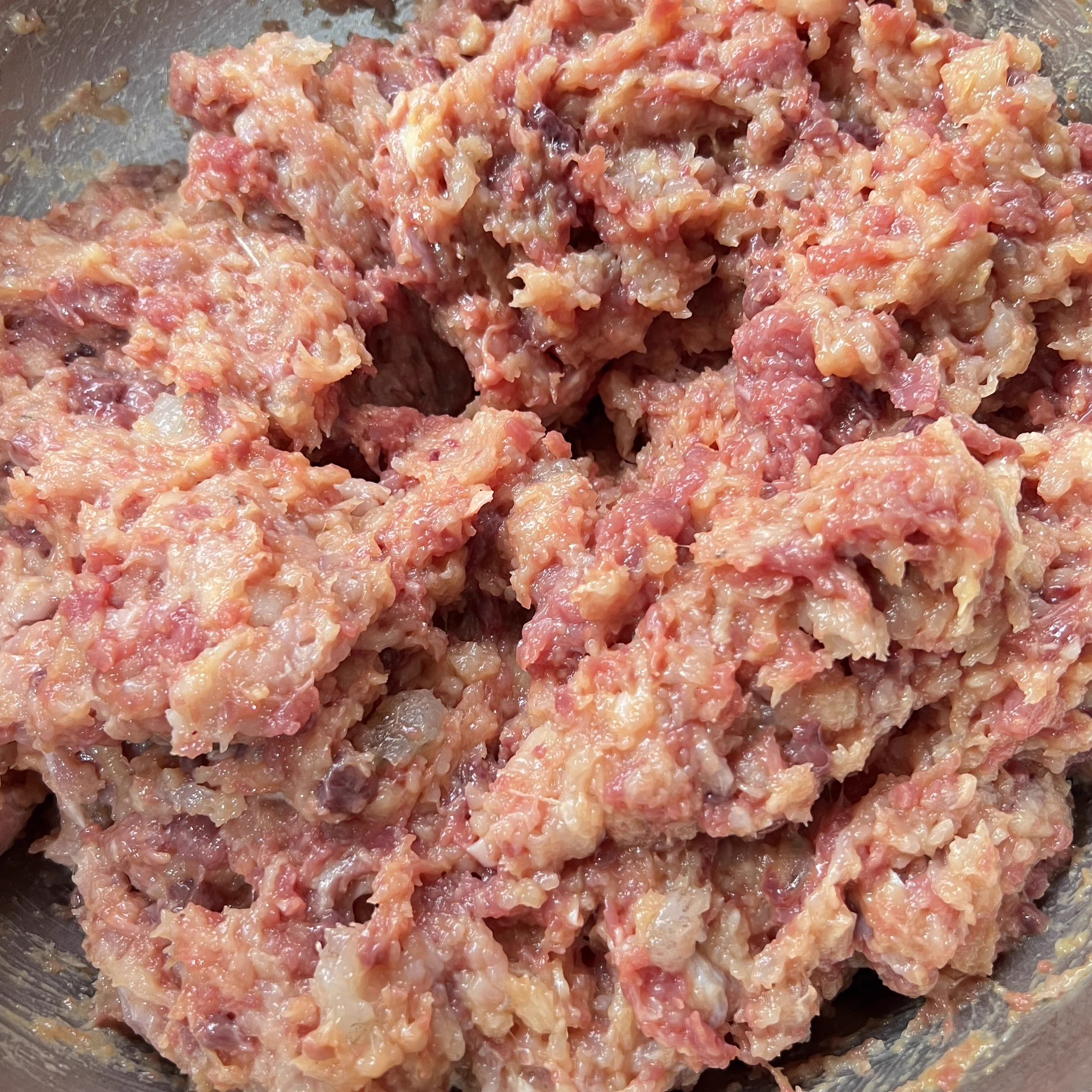 做猫饭：鸡胸肉 牛肉 猪肉 虾仁 鸡心 鸡胗 猪肝 蛋黄 忙活了一个半小时，算下来成本一份100克左右也要4块钱😂 https://t.co/BSAEtAF104