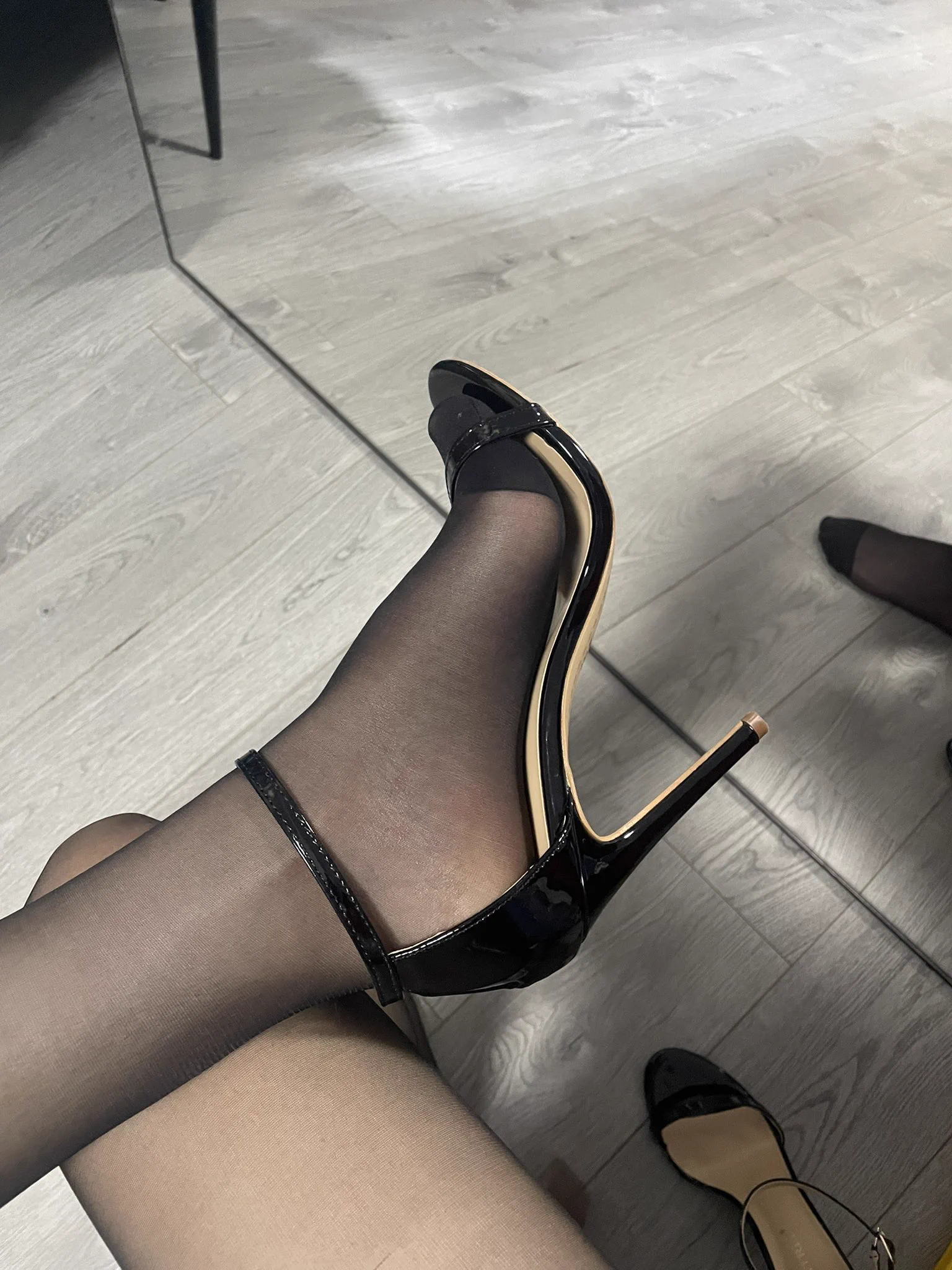 有没有想让我踩踩的宝宝😗#男の娘 #反差 #母狗 #黑丝 #高跟足交 #sissy #伪娘 https://t.co/TbkQrj2TV4