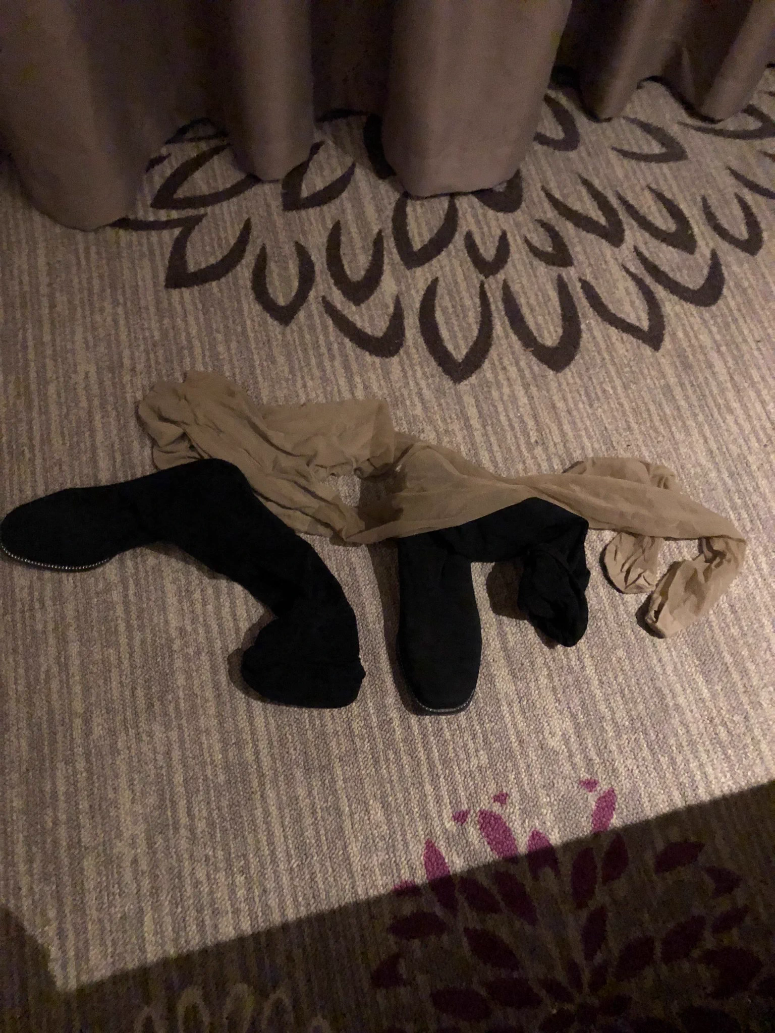 我也很好奇当初为什么染上绿帽的，一步一步走到现在。媳妇从开始约了一个两个三个到现在两只手数不过来。我也从一个上网旁观者变成一个网黄。不知道这一切究竟是好还是不好。冥冥之中自有定数吧。 #绿帽 https://t.co/dYRtuQs08z