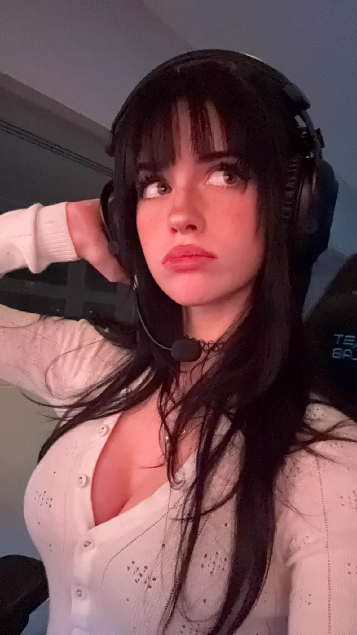 who wants to game with me? 😗 https://t.co/qkzwim7kz4
