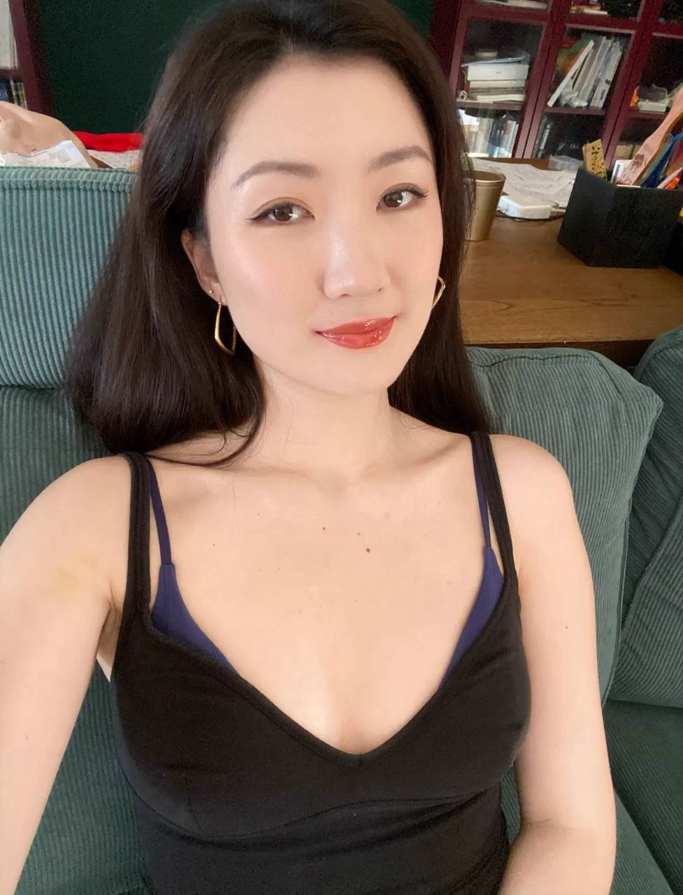 年过30好像欲望越来越强烈了，已经很久没有性生活了…连同事们都说我天天眼含春意，是欲求不满了，所以注册了推特，希望能遇到有缘的玩伴吧。不要任何门槛也不颜控，只想认识有素质爱干净的男士，聊得来的可以见面～也许，你会发现我狂野的一面… https://t.co/fF36GngDZO