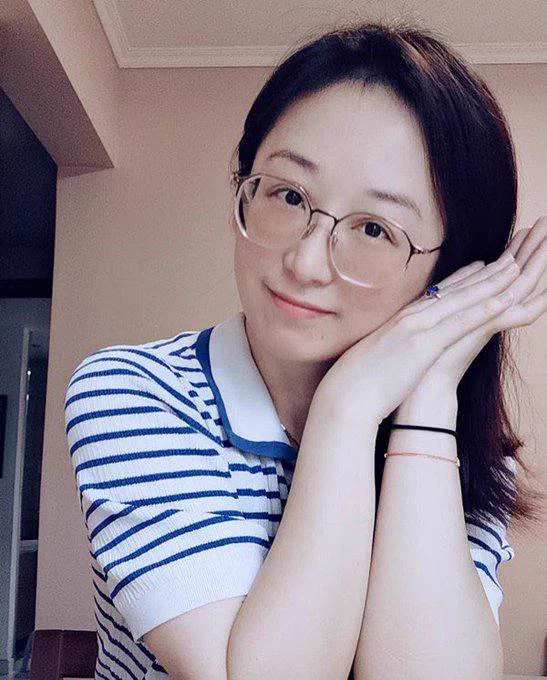 好羞耻哦，能看出来我在干什么吗 你能想到课堂上严肃的老师，私底下却是这么淫荡反差的模样吗 https://t.co/NLCWdyZtsO