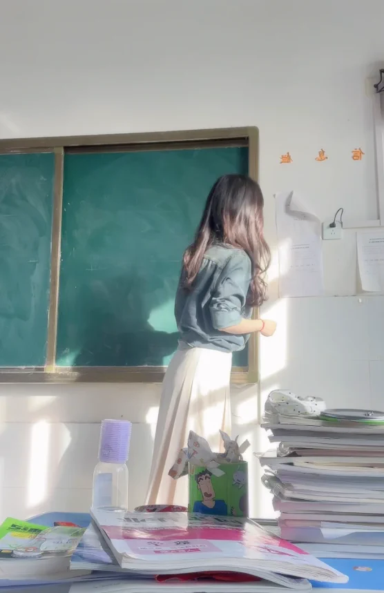 学生镜头里的我是会发光的📷学生说：“老师，你在光里好美”。 我看着她们的脸，笑了笑，没有说话。 他们不知道，很多次下午的最后一节课，阳光的斜洒在他们的脸上，笔落在纸上发出的沙沙声，都让我不禁感慨：这大概就是青春的样子吧！ https://t.co/DgwpNxuAaA