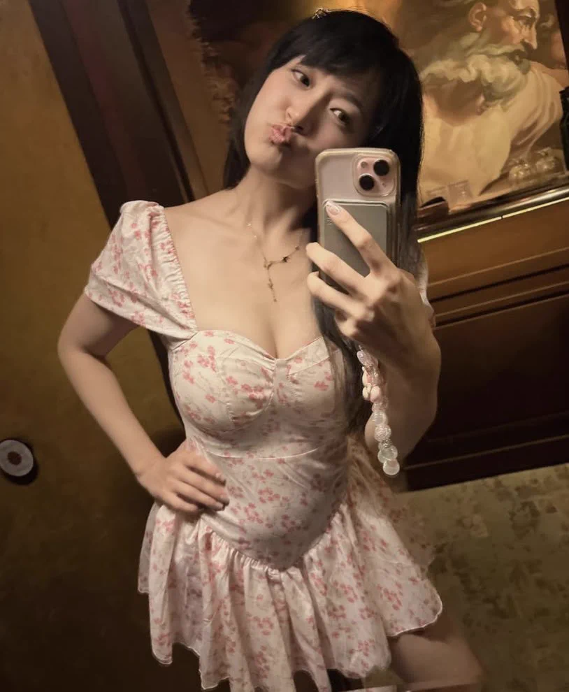 最近吃胖了，小肚子都有肉了，你要不要摸一下😍 https://t.co/RWJadPmOWY
